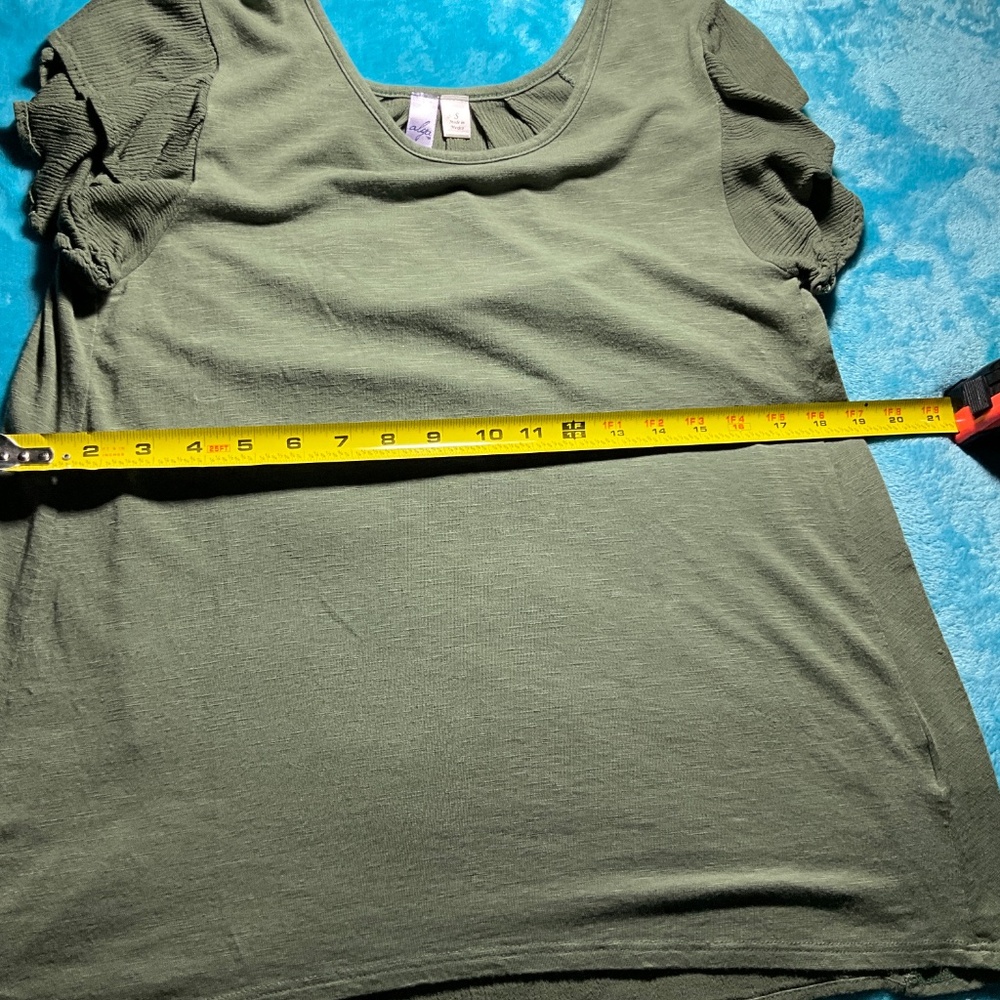 Woman’s. Top - Picture 6 of 6